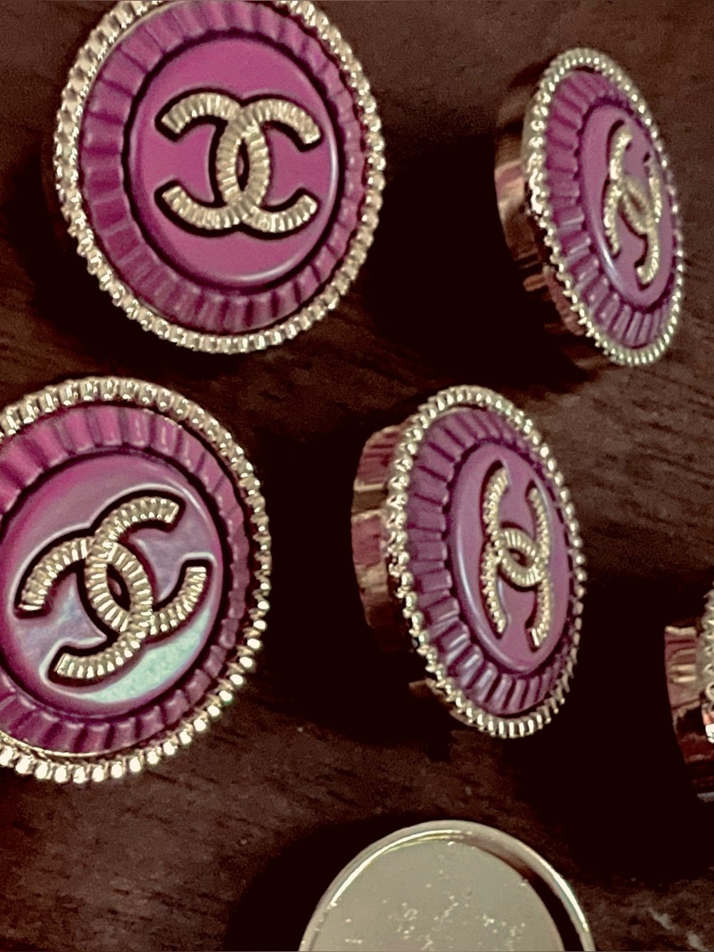 (Set of 6/20mm)Logo style FushiaEnamel🤩 GoldenAlloy/Shankback Buttons/beautiful
